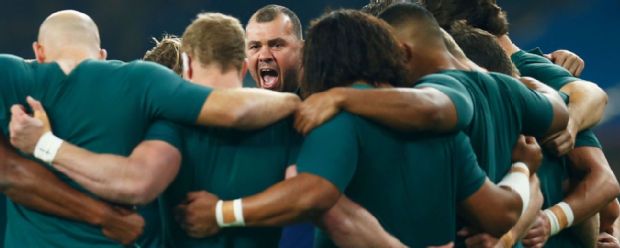 Michael Cheika holds a team talk