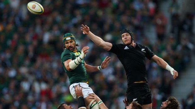 Victor Matfield of the Springboks and Ali Williams of the All Blacks contest the ball in the lineout