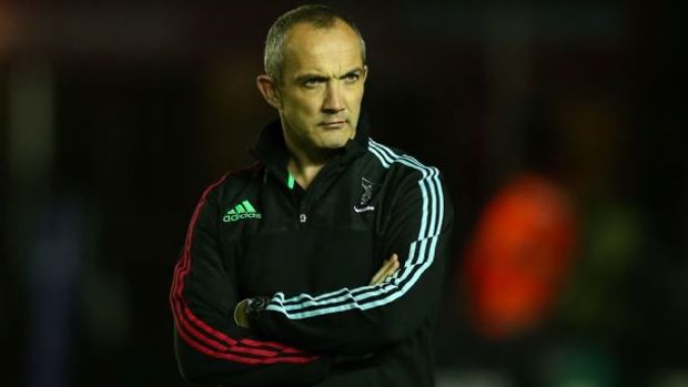 Conor O'Shea watches on as Harlequins warm-up