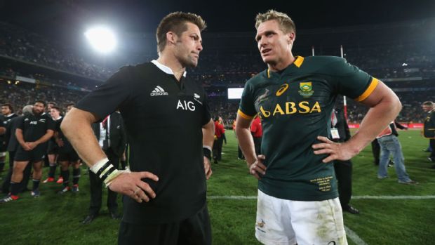 Richie McCaw chats to Jean De Villiers