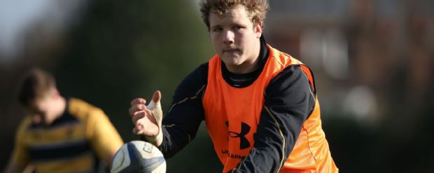 Joe Launchbury passes the ball