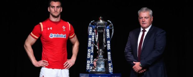Warren Gatland stands with Wales captain Sam Warburton and the Six Nations trophy