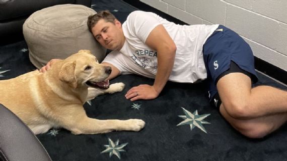 Mariners introduce Tucker, team's new clubhouse dog from local shelter 