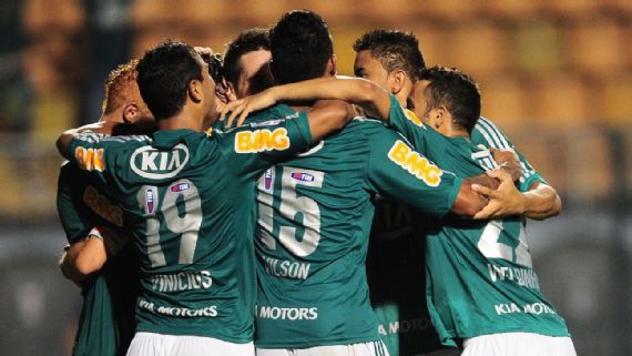 'Frango', xícara na testa e briga no vestiário: há 7 anos, Palmeiras estreava em sua última Libertadores como coadjuvante