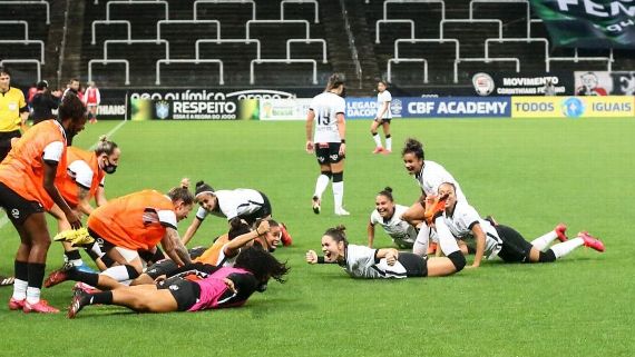 Um mês de salários do Corinthians paga quase três anos do time feminino campeão