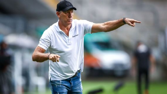 Nenhum treinador nessa situação aceitaria um convite, diz presidente do Atlético-MG sobre interesse em Renato