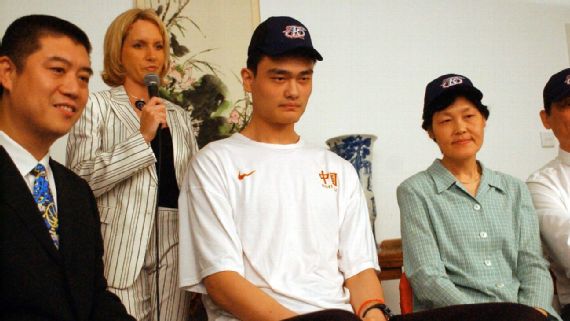 Яо Мин после выбора под номером 1 на драфте НБА 2002 командой Houston Rockets.