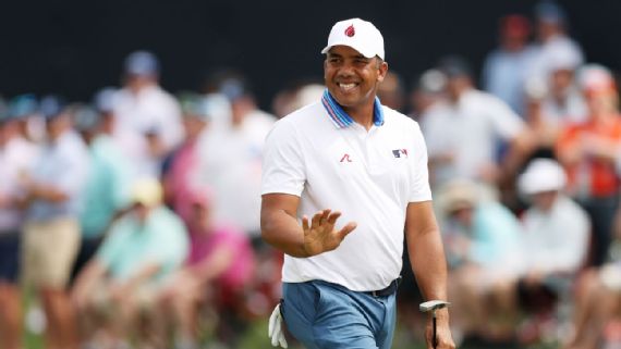 Jhonattan Vegas playing golf
