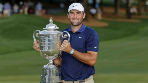Scottie Scheffler sosteniendo el Trofeo Wanamaker