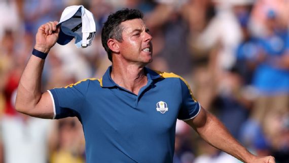 Rory McIlroy celebra tras ganar su partido individual el último día de la Ryder Cup de 2023.