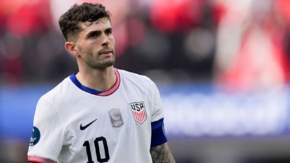 Christian Pulisic on the field in‍ his AC Milan kit