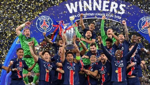 Paris saint-germain players celebrate their Champions League victory over Inter Milan.