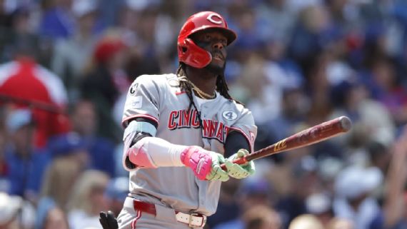 Elly De⁤ La ⁢Cruz points to the sky‌ after hitting a home run against the Cubs.