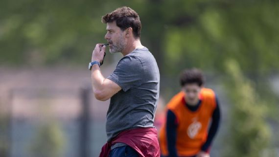 mauricio Pochettino leading USMNT⁤ training session.