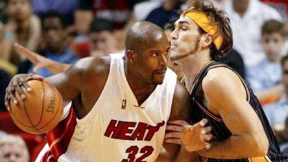 Scot Pollard playing in an NBA game
