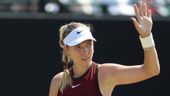 Katie Boulter using ice towels during‍ her ⁢match at the Nottingham Open