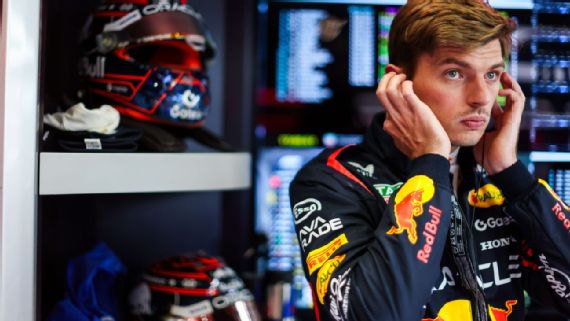 Max Verstappen en su coche de Red Bull Racing