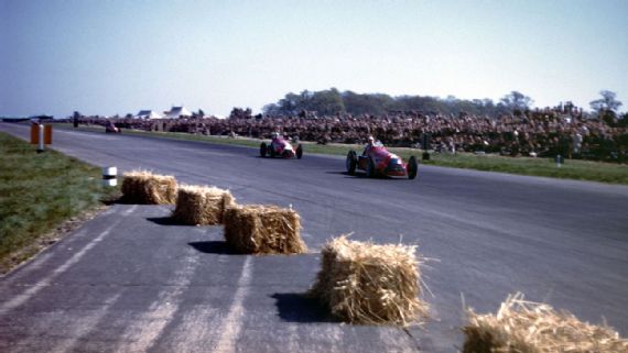 Giuseppe Farina liderando en Silverstone 1950