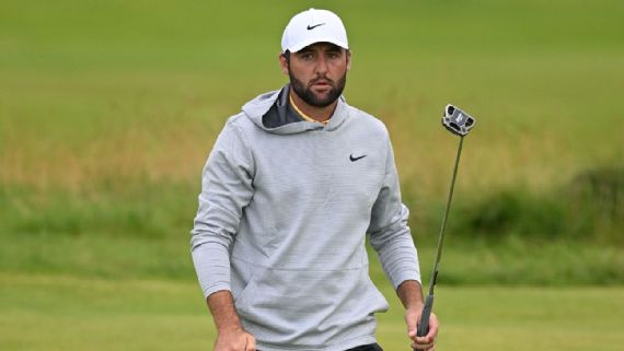 Scottie Scheffler juega al golf bajo la lluvia