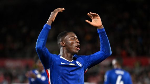 Moisés Caicedo in action for Chelsea.