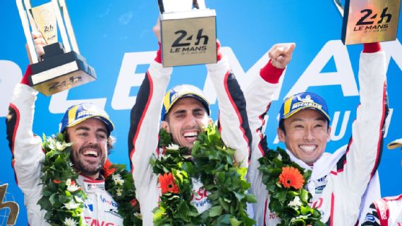 Fernando Alonso com o troféu de Le Mans