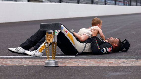 Bubba Wallace con su hijo Becks
