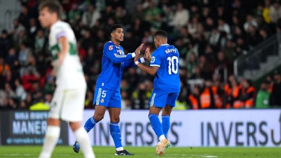 Jude Bellingham merayakan golnya bersama rekan setim Real Madrid setelah melawan Elche di La Liga.