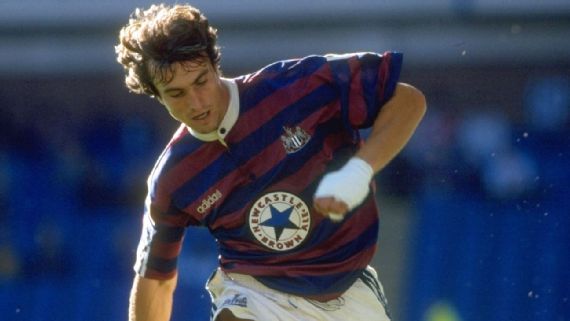 David Ginola wore the away kit back in 1995. Shaun Botterill/Allsport