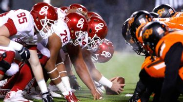 Tyreek Hill pretends to urinate on field during pregame intros