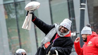 Chiefs&#39; Eric Bieniemy has a Super Bowl ring. Next step - NFL head-coaching  job