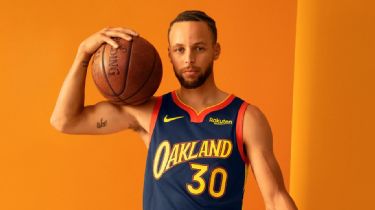 Warriors' Stephen Curry's Underrated Tour stops in Oakland, spotlights  under-recruited high school athletes - ABC7 San Francisco
