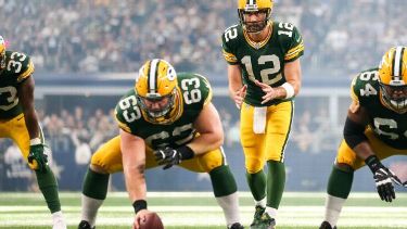 Gentle and patient' no longer, Aaron Rodgers gives rookie center Josh Myers  an earful after one of their 'great teaching moments' – thereporteronline