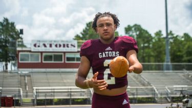 High school football: Kayleb Wagner meets Derrick Henry, receives jersey,  cleats at Titans-Jaguars game