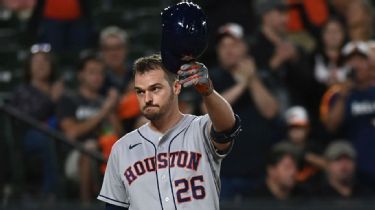 Trey Mancini welcomed back to Camden Yards with rousing ovation after  missing last season with cancer