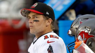 Bucs' Tom Brady laughs off signing intercepted ball for 49ers' Dre  Greenlaw: 'It was s--- for me'