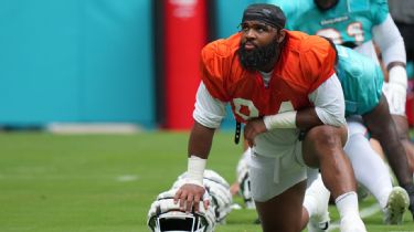 Dolphins star Wilkins ends 'hold-in' after failing to agree on a new  contract