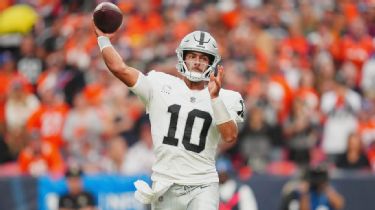 Las Vegas Raiders quarterback Jimmy Garoppolo's 17-yard play-action pass  finds Raiders wide receiver Jakobi Meyers across the middle