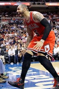 Bulls knock off Bobcats; Boozer injured