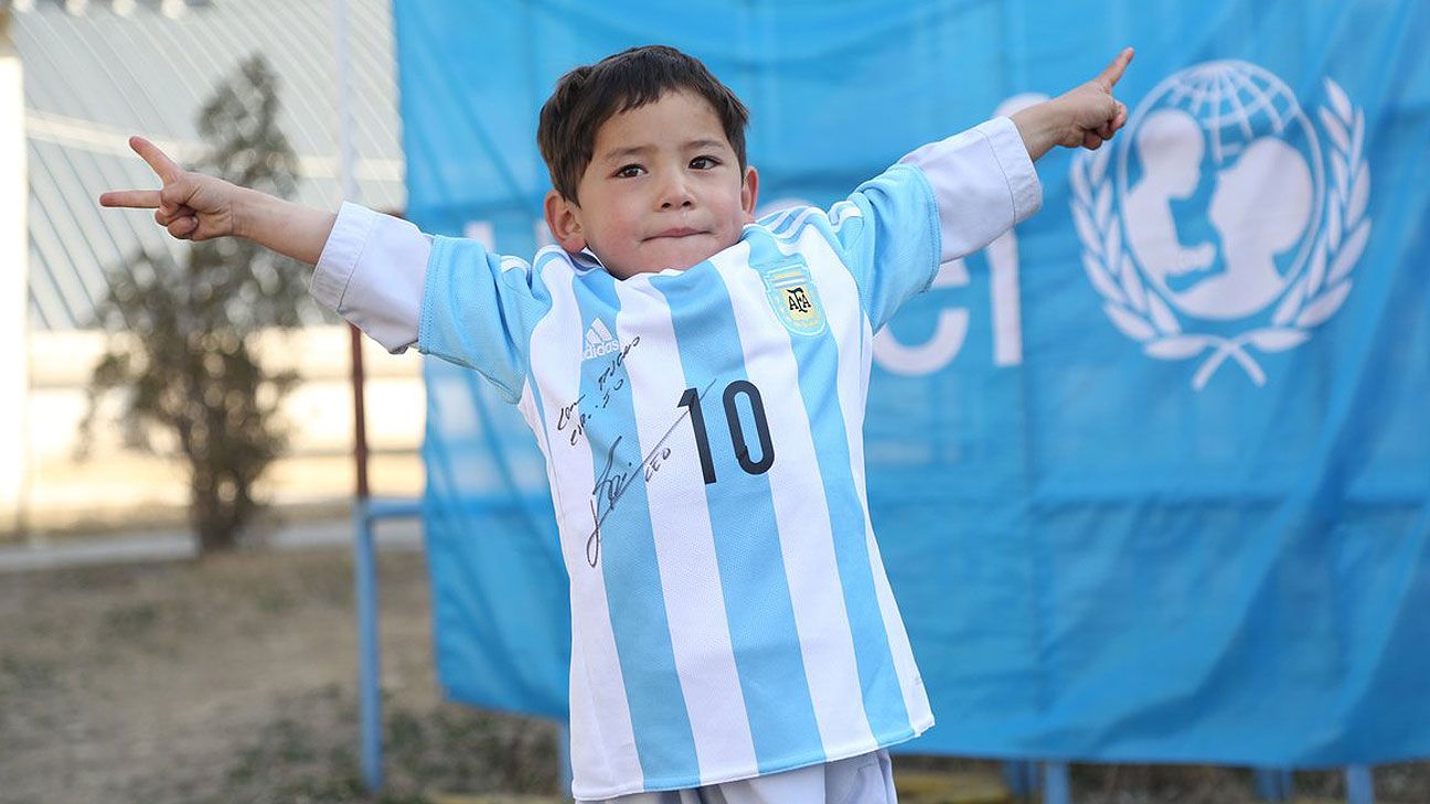 despreciar sinsonte paso El niño afgano de la camiseta de plástico de Leo Messi está escondido y  teme a los talibanes - ESPN