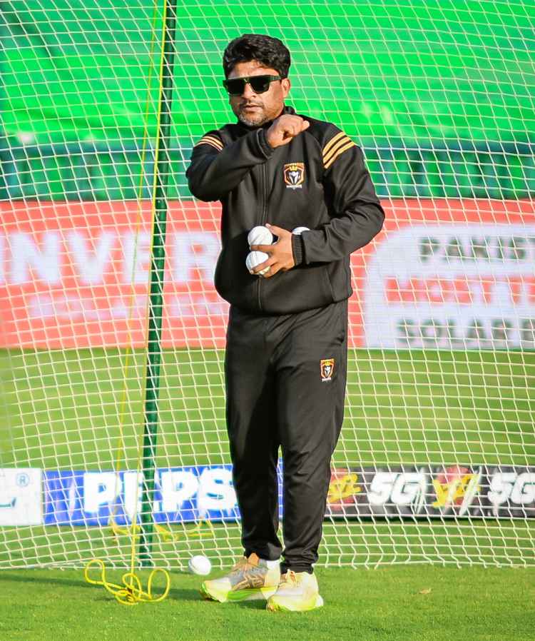 पाकिस्तान के बल्लेबाजी कोच हनीफ मलिक: ‘हमारे खिलाड़ी कुशल हैं, लेकिन उन्हें निर्णय लेने में संघर्ष करना पड़ता है’