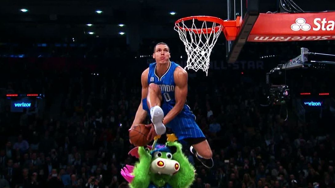 Watch: the origin of the gold suit man, a golden state superfan NBA legends go crazy over dunk contest - ESPN Video