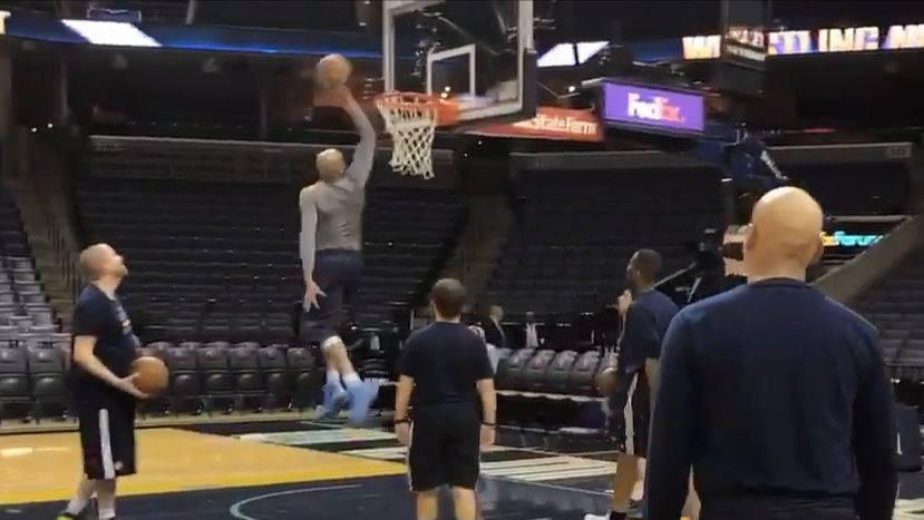 41-year-old Vince Carter impressively sinks a half court shot with