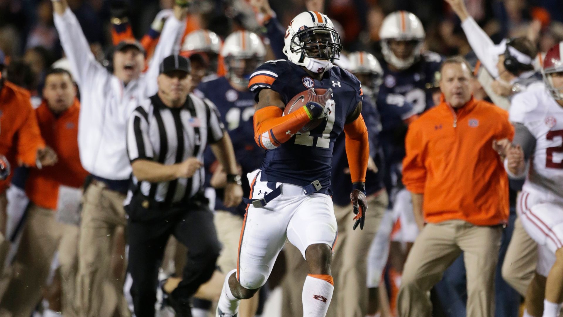 Auburn lures recruits by painting 'Kick Six' sequence on turf - スポーティングニュース