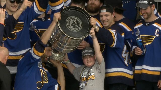 St. Louis Blues enjoy long-awaited Stanley Cup parade
