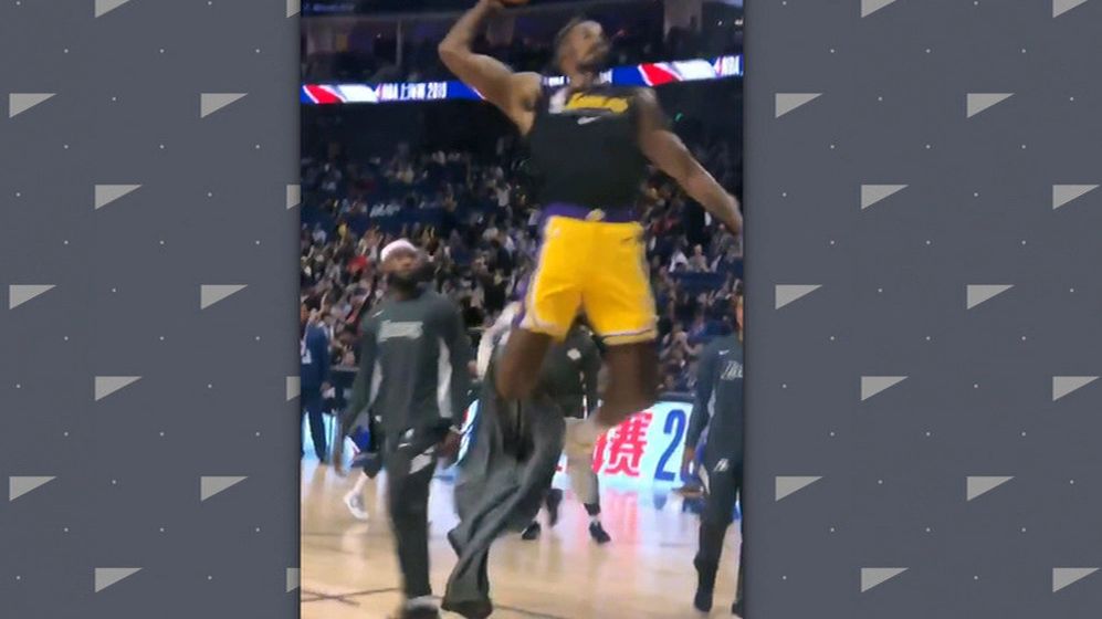 Howard dunks right out of his pants - ESPN Video