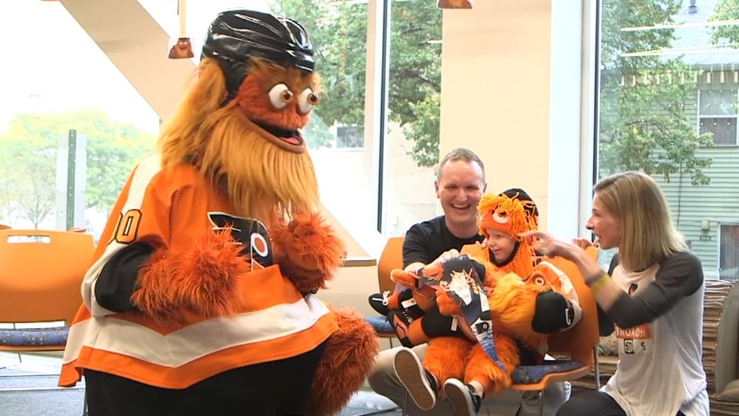 Gritty surprises seven-year-old Flyers fan in hospital (video