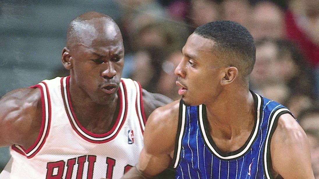 MJ pranks Penny Hardaway during the 1996 All-Star introductions by pulling  at his tear-away pants. : r/nba