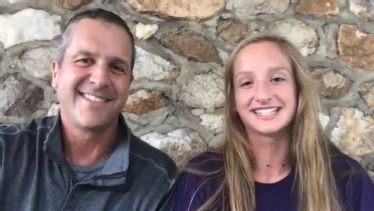 John Harbaugh e sua filha compartilham brocas frouxas para quintal