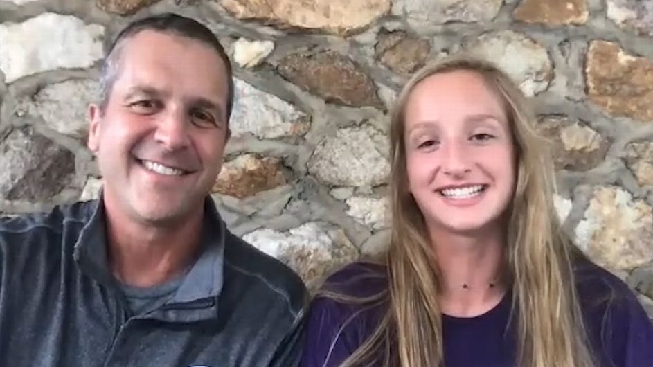 John Harbaugh e sua filha compartilham brocas frouxas para quintal