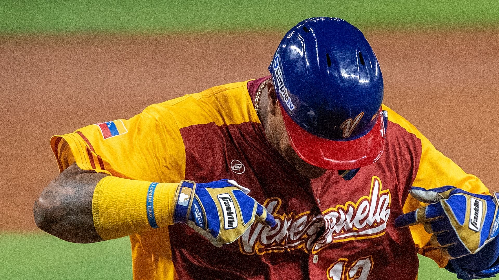 Salvador Pérez goes yard as Venezuela extends lead over Puerto